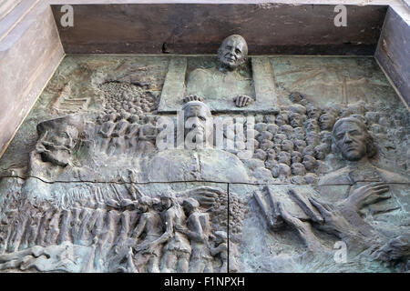 Porte de Bronze sur la cathédrale St Nicholas dans la capitale de Ljubljana, Slovénie Banque D'Images