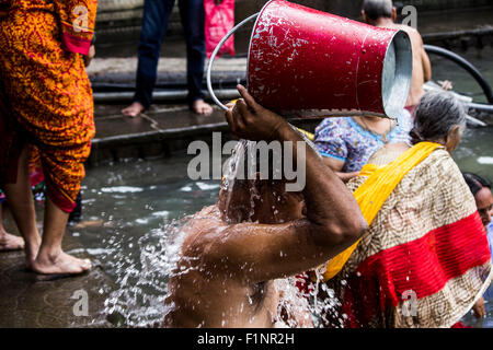 Nasik, Inde. Août 29, 2015. L'homme prend une immersion sainte pendant la journée dans le bain royal trimbak, Maharashtra au cours de Kumbh Mela. Le festival a lieu tous les troisième année, est considéré comme l'un des plus grands rassemblements et dure plus d'un mois. Malgré la longueur du festival, les baigneurs n'avez que quelques secondes pour se baigner afin de prendre le temps pour d'autres. © Akshay Gupta/Pacific Press/Alamy Live News Banque D'Images