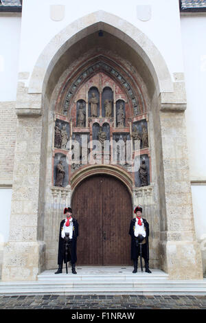 Garde d'honneur de la Cravate régiment sur le portail sud de l'église de Saint Marc à Zagreb, Croatie Banque D'Images