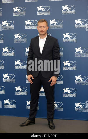 (150905) -- Venise, 5 septembre 2015 (Xinhua) -- Directeur Tobias Lindholm assiste à un photocall pour le film "une guerre" durant le 72e Festival du Film de Venise à l'île du Lido à Venise, Italie, le 5 septembre 2015. (Xinhua/Ye Pingfan)(l'azp) Banque D'Images