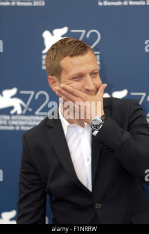 (150905) -- Venise, le 5 septembre 2015 (Xinhua) -- Directeur Tobias Lindholm assiste à un photocall pour le film "une guerre" durant le 72e Festival du Film de Venise à l'île du Lido à Venise, Italie, le 5 septembre 2015. (Xinhua/Ye Pingfan)(l'azp) Banque D'Images