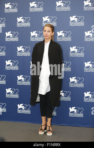 (150905) -- Venise, le 5 septembre 2015 (Xinhua) -- L'actrice Tuva Novotny assiste à un photocall pour le film "une guerre" durant le 72e Festival du Film de Venise à l'île du Lido à Venise, Italie, le 5 septembre 2015. (Xinhua/Ye Pingfan)(l'azp) Banque D'Images