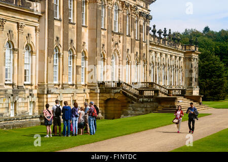 Un groupe de touristes sur une visite guidée. Le château Howard, York, Angleterre. Banque D'Images