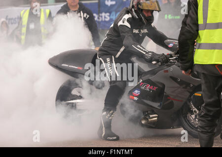 Madeira Drive, ville de Brighton & Hove, East Sussex, Royaume-Uni. Frostes Brighton Speed Trials est une journée exaltante et pleine d'action pour les spectateurs comme pour les participants. Plus de deux cents voitures et motos s'alignent pour faire un run chronométré de Madeira Drive atteignant des vitesses élevées. 5th septembre 2015 Banque D'Images