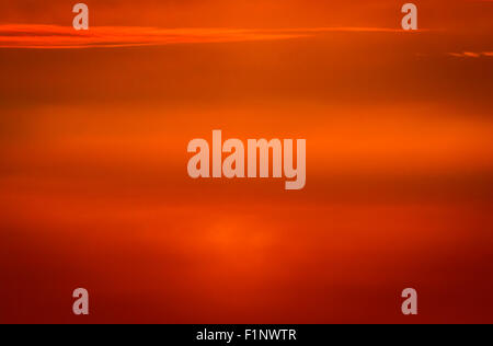 Close up des oranges et rouges dans un vrai coucher du soleil Banque D'Images