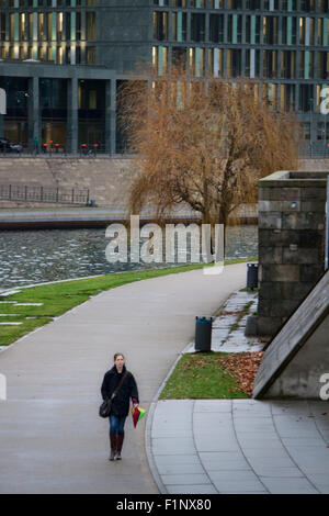 L'Europe ; Allemagne ; Berlin ; personne ; femme ; Fille ; marche ; pont ; jardin ; River Banque D'Images