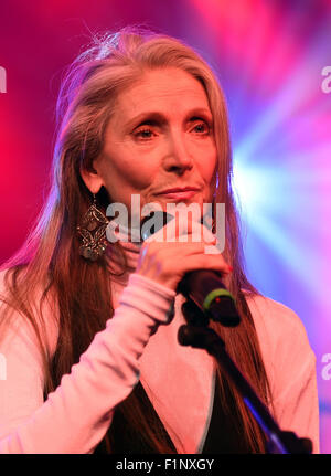 Berlin, Allemagne. 08Th Nov, 2015. Modèle allemand, comédienne, chanteuse et danseuse de ballet Eveline Hall sur scène pendant l'événement 'Music répond aux médias' à Berlin, Allemagne, 04 septembre 2015. De nombreuses personnes dans les domaines du divertissement, de la musique, de la politique et des affaires ont participé à la fête. Photo : Britta Pedersen/dpa/Alamy Live News Banque D'Images