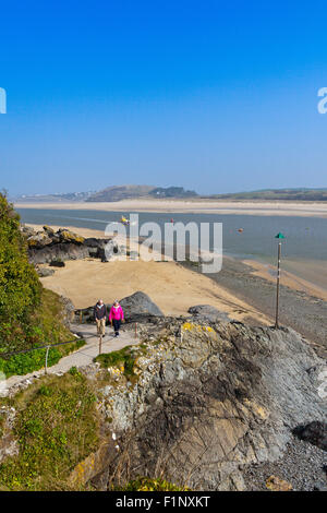 La roche - Padstow traversier fait son chemin jusqu'à la rivière de l'estuaire de Camel à très basse de l'eau, Cornwall, England, UK Banque D'Images