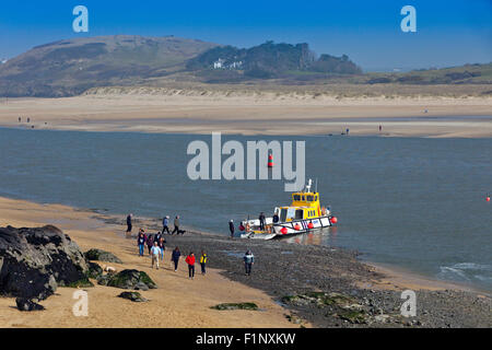 La roche - Padstow ferry landing ses passagers sur une plage sur l'estuaire de la rivière Camel à très basse de l'eau, Cornwall, England, UK Banque D'Images