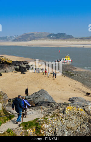 La roche - Padstow ferry landing ses passagers sur une plage sur l'estuaire de la rivière Camel à très basse de l'eau, Cornwall, England, UK Banque D'Images