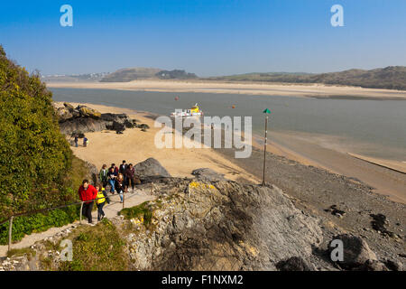 La roche - Padstow ferry landing ses passagers sur une plage sur l'estuaire de la rivière Camel à très basse de l'eau, Cornwall, England, UK Banque D'Images