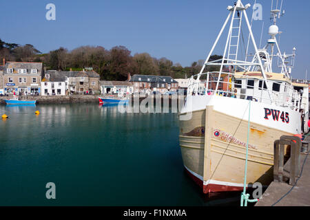 Une collection de divers navires de pêche dans le port de Padstow, Cornwall, England, UK Banque D'Images