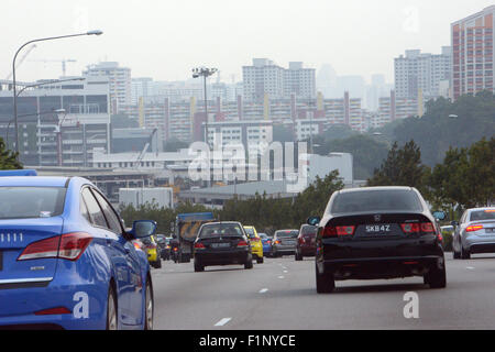 (150905) -- Singapour, le 5 septembre 2015 (Xinhua) -- la brume couvre le Toa Payoh et Bishan districts, le 5 septembre 2015. L'indice de pollution atmosphérique à Singapour hits au-dessus de 100 PSI le samedi. (Xinhua/puis Chih Wey) Banque D'Images