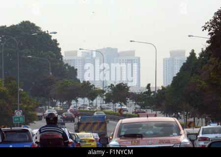 (150905) -- Singapour, le 5 septembre 2015 (Xinhua) -- la brume couvre le Toa Payoh et Bishan districts, le 5 septembre 2015. L'indice de pollution atmosphérique à Singapour hits au-dessus de 100 PSI le samedi. (Xinhua/puis Chih Wey) Banque D'Images