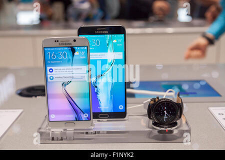 2015 IFA, Samsung Galaxy S6 Smartphone Edge Plus et Smartwatch Banque D'Images