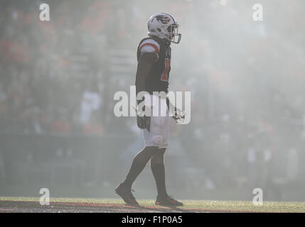 Reser Stadium, Corvallis, OR, USA. 16Th Jun 2015. Un joueur de football de l'état de l'Oregon sur le terrain au milieu de la fumée dans la NCAA se rencontreront entre les Castors et les Wildcats Weber State à Reser Stadium, Corvallis, OR. Larry C. Lawson/CSM/Alamy Live News Banque D'Images