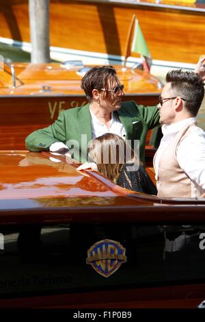 Le 4 septembre, 2015 - Venise, Ca, Italie - Acteurs Johnny Depp et Dakota Johnson (r) arrivent pour la conférence de presse de masse noire pendant le 72e Festival du Film de Venise au Palazzo del Casino de Venise, Italie, le 04 septembre 2015. Photo : Michael Alec (crédit Image : © Roger Harvey/Globe Photos via Zuma sur le fil) Banque D'Images