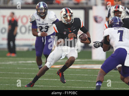 Reser Stadium, Corvallis, OR, USA. 16Th Jun 2015. Oregon State quarterback Seth Collins (4) exécute la balle dans la NCAA football match entre les Castors et les Wildcats Weber State à Reser Stadium, Corvallis, OR. Larry C. Lawson/CSM/Alamy Live News Banque D'Images