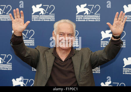 (150905) -- Venise, le 5 septembre 2015 (Xinhua) -- Giorgio Colangeli assiste à un photocall pour 'l'attente' pendant le 72e Festival du Film de Venise à l'île du Lido à Venise, Italie, le 5 septembre 2015. (Xinhua/Ye Pingfan) Banque D'Images