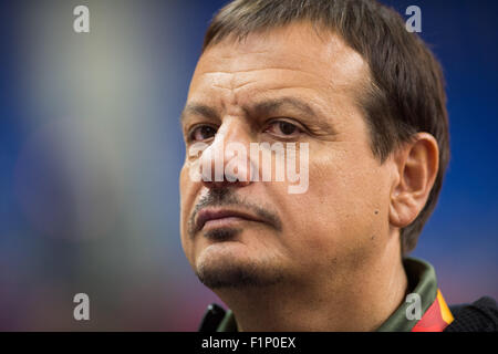 Berlin, Allemagne. 16Th Jun 2015. L'entraîneur de la Turquie Ergin Ataman photographié à une session de formation de l'équipe turque à la Mercedes-Benz-Arena de Berlin, Allemagne, 4 septembre 2015. PHOTO : LUKAS SCHULZE/DPA/Alamy Live News Banque D'Images