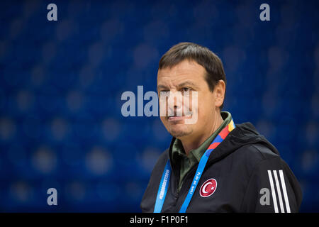 Berlin, Allemagne. 16Th Jun 2015. L'entraîneur de la Turquie Ergin Ataman photographié à une session de formation de l'équipe turque à la Mercedes-Benz-Arena de Berlin, Allemagne, 4 septembre 2015. PHOTO : LUKAS SCHULZE/DPA/Alamy Live News Banque D'Images