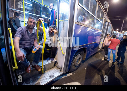 Budapest, Hongrie. 5 Septembre, 2015. Des milliers de réfugiés attendent d'être transportés vers la frontière autrichienne, dans les autobus en face de la gare de l'est à Budapest, en Hongrie, dans les premières heures du 5 septembre 2015. Les réfugiés avaient attendu dans l'ouverture pour les semaines en face de la gare des bus d'avant des dizaines d'entre eux ont maintenant jusqu'à la frontière. PHOTO : BORIS ROESSLER/DPA dpa : Crédit photo alliance/Alamy Live News Banque D'Images