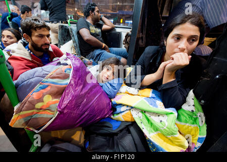 Budapest, Hongrie. 5 Septembre, 2015. Des milliers de réfugiés attendent d'être transportés vers la frontière autrichienne, dans les autobus en face de la gare de l'est à Budapest, en Hongrie, dans les premières heures du 5 septembre 2015. Les réfugiés avaient attendu dans l'ouverture pour les semaines en face de la gare des bus d'avant des dizaines d'entre eux ont maintenant jusqu'à la frontière. PHOTO : BORIS ROESSLER/DPA dpa : Crédit photo alliance/Alamy Live News Banque D'Images