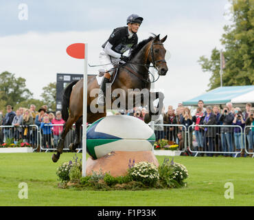 Stamford, Lincs, Royaume-Uni. 5 Septembre, 2015. William Fox-Pitt et saute du PIMMS FERNHILL ballon de rugby clôture dans l'arène principale - Phase de cross-country - Land Rover Burghley Horse Trials, 5 septembre 2015. Credit : Nico Morgan/Alamy Live News Banque D'Images