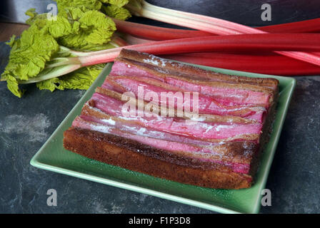 Gâteau d'épeautre et de rhubarbe Banque D'Images