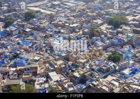 Maisons encombrés de Jodhpur City (Ville Bleue) vu de Fort Mehrangarh. Banque D'Images