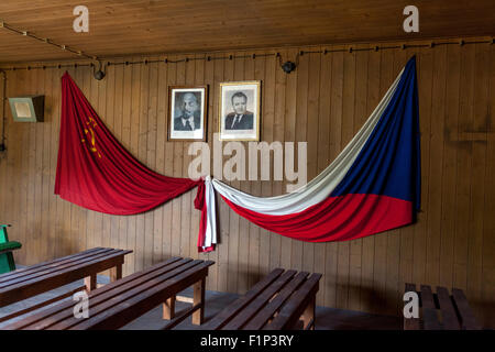L'Union soviétique et le drapeau tchécoslovaque, Vojna Memorial, un musée des victimes du communisme, près de Pribram, République Tchèque Banque D'Images