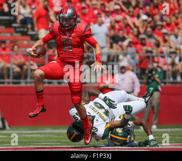 Piscataway, NJ, USA. 12Th Mar, 2015. Scarlet Knights Rutgers quarterback Hayden Rettig (11) décolle vers lors d'un match de football de la NCAA à High Point Solutions Stadium à Piscataway, New Jersey Mike Langish/Cal Sport Media. © csm/Alamy Live News Banque D'Images