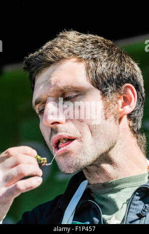 Motocycliste et présentateur de télévision Guy Martin (Tyco BMW Motorrad) essaie, mais n'aime pas, une huître à l'Oyster Festival International de Hillsborough. Banque D'Images