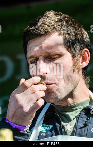 Motocycliste et présentateur de télévision Guy Martin (Tyco BMW Motorrad) essaie, mais n'aime pas, une huître à l'Oyster Festival International de Hillsborough. Banque D'Images