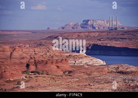 Les grès rouge et le Lac Powell en Page, Arizona. La Centrale Navajo dans une Distance. Collection de photographies de l'Arizona. Banque D'Images