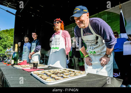 Hillsborough, en Irlande du Nord. 5 SEP 2015 - Amateurs tentent de manger 30 huîtres dans une minute à Hillsborough Oyster Festival International. Crédit : Stephen Barnes/Alamy Live News Banque D'Images