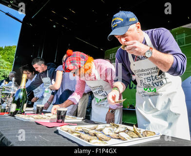 Hillsborough, en Irlande du Nord. 5 SEP 2015 - Amateurs tentent de manger 30 huîtres dans une minute à Hillsborough Oyster Festival International. Crédit : Stephen Barnes/Alamy Live News Banque D'Images
