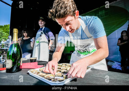 Hillsborough, en Irlande du Nord. 5 SEPTEMBRE 2015 - Un homme prépare ses huîtres avant d'essayer de manger 30 huîtres dans une minute à une huître eating Crédit : concours Stephen Barnes/Alamy Live News Banque D'Images