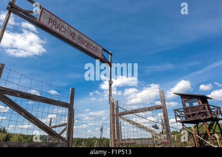 Tchécoslovaquie communisme, Mémorial de Vojna, Musée des victimes du communisme, près de Pribram, République tchèque, Europe, porte d'entrée de la tour de guet en bois Banque D'Images