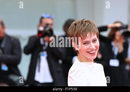 (150905) -- Venise, le 5 septembre 2015 (Xinhua) -- L'actrice française Lou de Laage pose au cours de l'événement tapis rouge pour le film 'L'attesa" (l'attente) au 72e Festival du Film de Venise à Venise, en Italie, le 5 septembre 2015. (Xinhua/Jin Yu) Banque D'Images