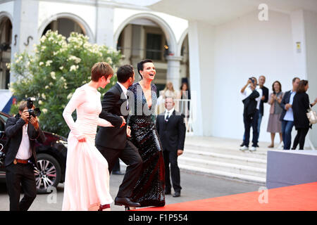 (150905) -- Venise, le 5 septembre 2015 (Xinhua) -- actrices françaises Juliette Binoche(R), Lou de Laage(L) et directeur Piero Messina arrivent à l'événement tapis rouge pour le film 'L'attesa" (l'attente) au 72e Festival du Film de Venise à Venise, en Italie, le 5 septembre 2015. (Xinhua/Jin Yu) Banque D'Images