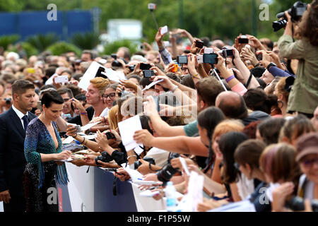 (150905) -- Venise, le 5 septembre 2015 (Xinhua) -- L'actrice française Juliette Binoche panneaux pour fans au cours de l'événement tapis rouge pour le film 'L'attesa" (l'attente) au 72e Festival du Film de Venise à Venise, en Italie, le 5 septembre 2015. (Xinhua/Jin Yu) Banque D'Images