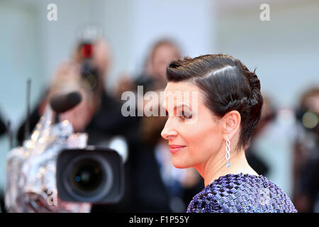 (150905) -- Venise, le 5 septembre 2015 (Xinhua) -- L'actrice française Juliette Binoche pose au cours de l'événement tapis rouge pour le film 'L'attesa" (l'attente) au 72e Festival du Film de Venise à Venise, en Italie, le 5 septembre 2015. (Xinhua/Jin Yu) Banque D'Images