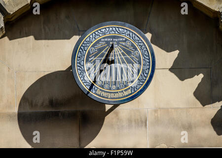 Cadran solaire vertical sur Liverpool, Merseyside, Royaume-Uni Bibliothèque Banque D'Images