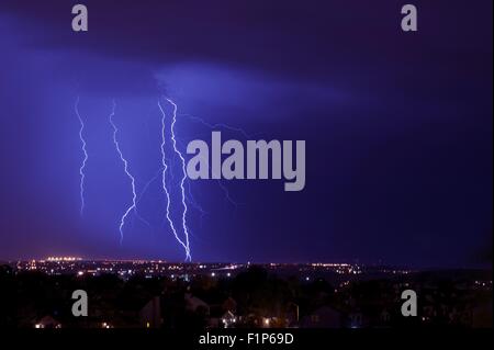 La nuit Orage. Tempête sur la ville. Peu de la foudre. Nuit de tempête Météo à Colorado Springs. Hori Banque D'Images