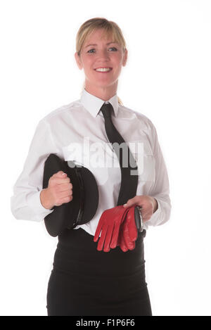 Une chauffeuse en uniforme debout dans une mini jupe portant un chapeau noir et des gants de conduire. Une femme chauffeur professionnel Banque D'Images