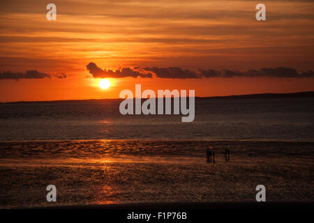 La baie de Morecambe, Lancashire, Royaume-Uni. 5e septembre 2015. Le soleil se couche derrière Barrow in Furness vu de l'ensemble de la baie de Morecambe, de Morecambe qui est en mesure de se vanter d'un des plus spectaculaires sunsts au Royaume-Uni Crédit : David Billinge/Alamy Live News Banque D'Images