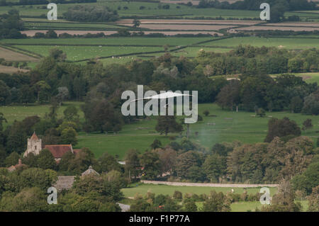 Firle Beacon, East Sussex, Royaume-Uni. 5 septembre 2015. Para & Hang Gliders profitent du vent Du Nord dans les South Downs. Des sorts lumineux parmi les nuages sombres. Banque D'Images