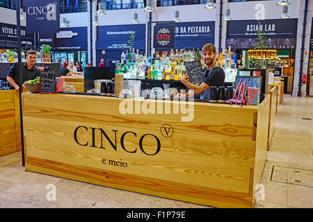 Portugal, Lisbonne, food court Time Out Mercado da Ribeira Banque D'Images