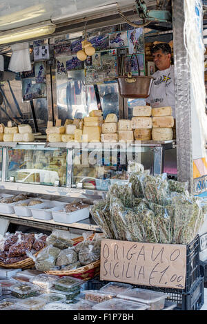 L'origan sauvage et du fromage de Sicile dans une échoppe de marché. (L'accent dans l'origan) une échoppe de marché à Syracuse. Italie Banque D'Images